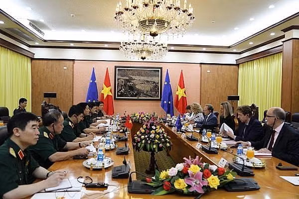 越南国防部长吴春历会见欧洲委员会副主席莫盖里尼 ảnh 2