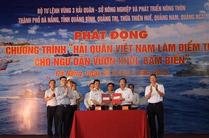 “越南海军是渔民远海捕捞的靠山”活动启动 ảnh 2 “越南海军是渔民远海捕捞的靠山”活动启动 ảnh 2