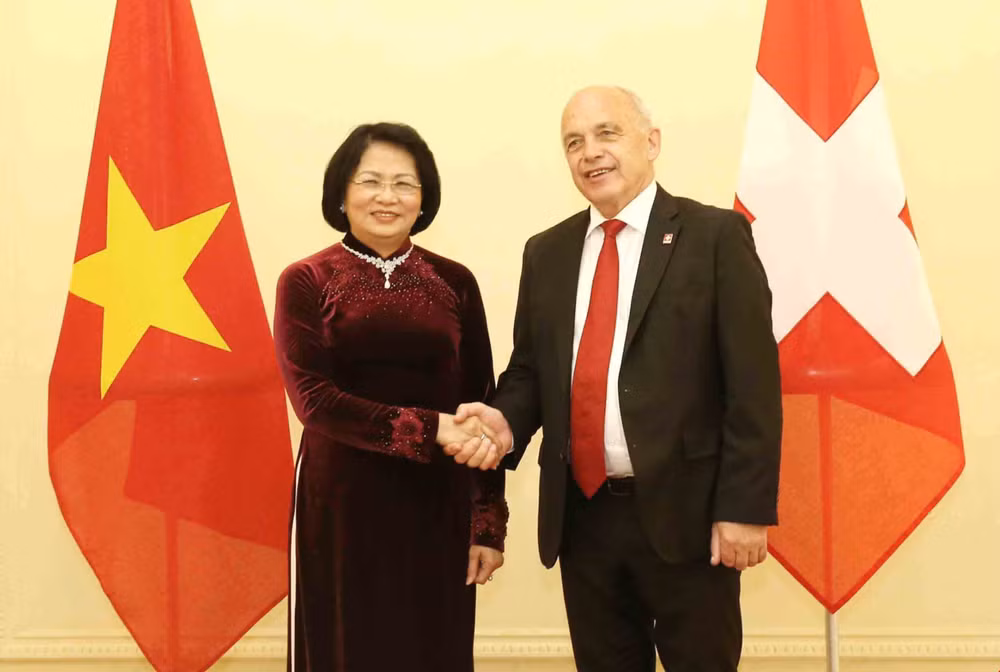 越南国家副主席邓氏玉盛会见瑞士总统乌利·毛雷尔 ảnh 1 越南国家副主席邓氏玉盛会见瑞士总统乌利·毛雷尔 ảnh 1