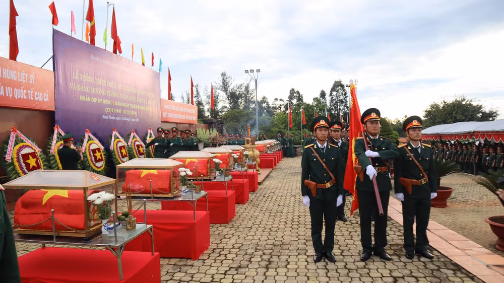 在柬牺牲的越南烈士追掉会及遗骸安葬仪式在平福省举行 ảnh 1 在柬牺牲的越南烈士追掉会及遗骸安葬仪式在平福省举行 ảnh 1