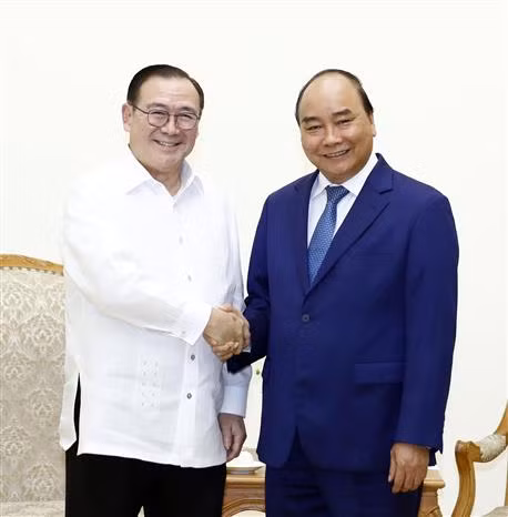 越南政府总理阮春福会见菲律宾外长 ảnh 1 越南政府总理阮春福会见菲律宾外长 ảnh 1