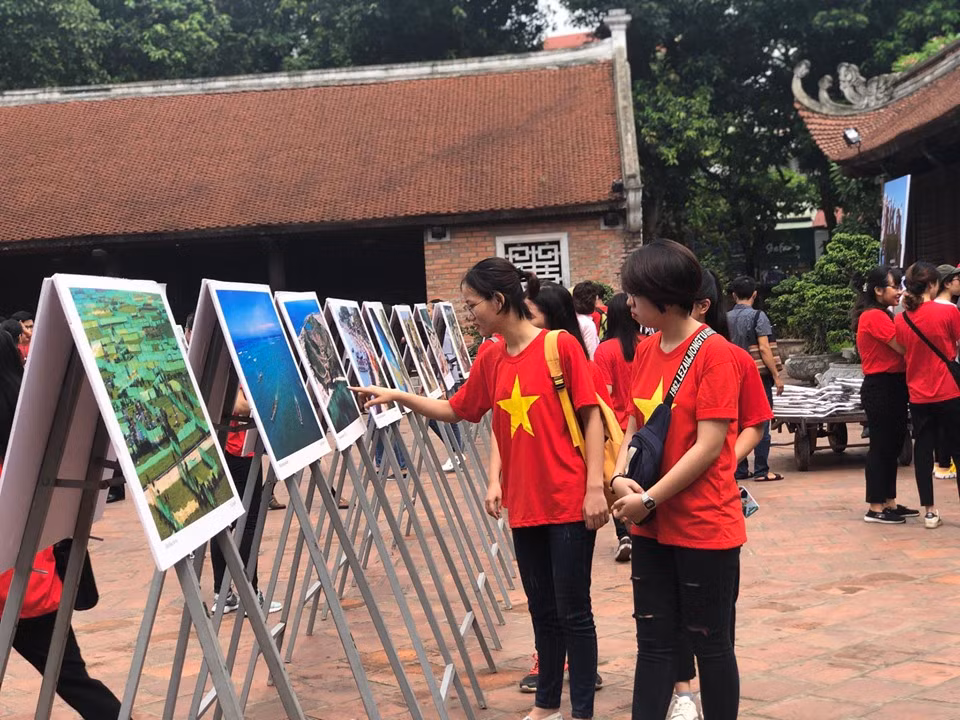 “今日李山”图片展暨图册发行仪式在河内举行 ảnh 2