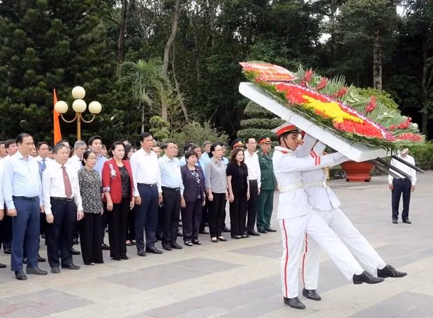 国会主席阮氏金银上香缅怀胡志明市英雄烈士 ảnh 1 国会主席阮氏金银上香缅怀胡志明市英雄烈士 ảnh 1