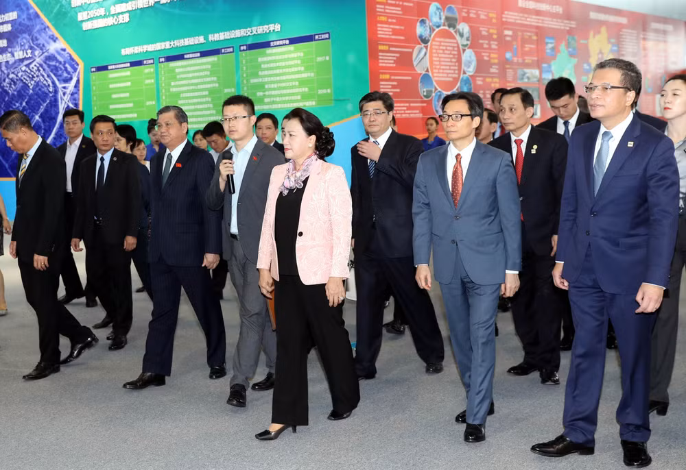 越南国会主席阮氏金银参观中国中关村科技会展中心 ảnh 1