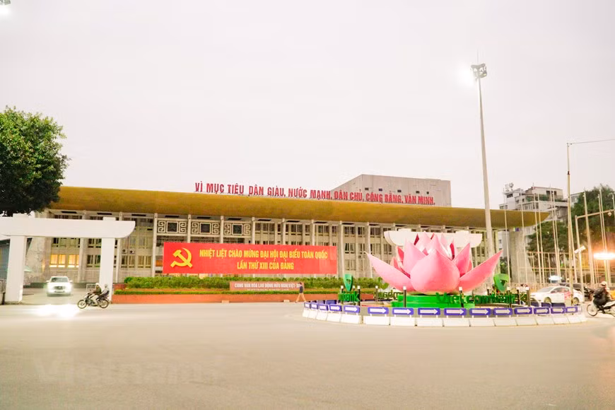 组图：首都河内街道装灯结彩，喜迎越共十三大 ảnh 8