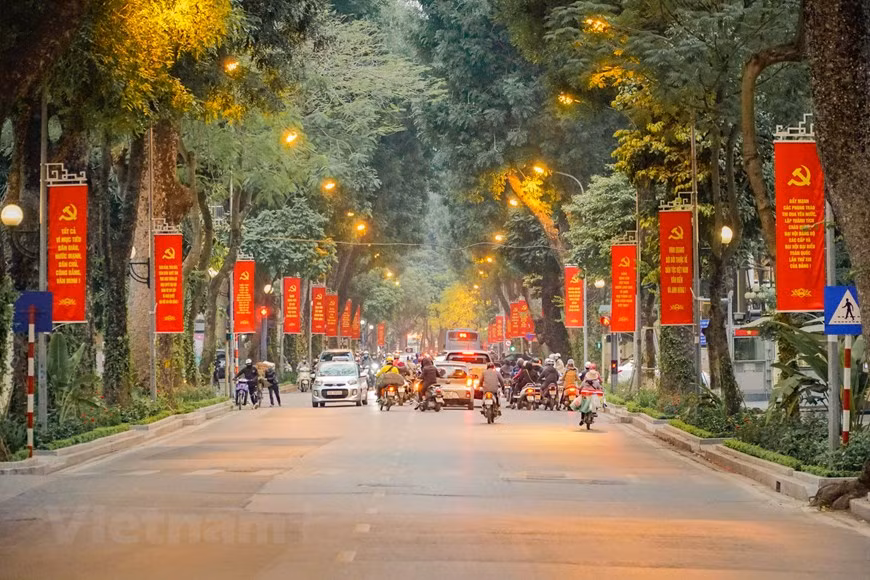 组图：首都河内街道装灯结彩，喜迎越共十三大 ảnh 6