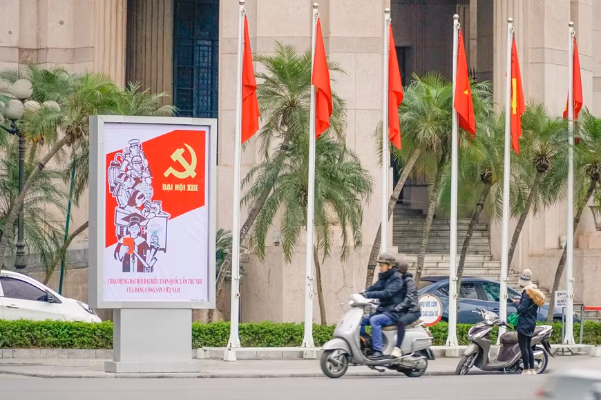 组图：首都河内街道装灯结彩，喜迎越共十三大 ảnh 5