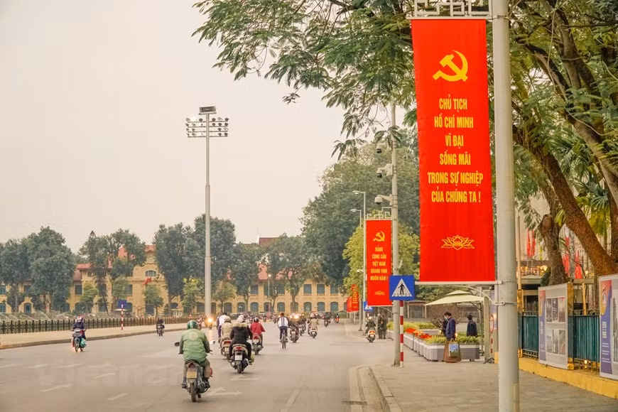 组图：首都河内街道装灯结彩，喜迎越共十三大 ảnh 11