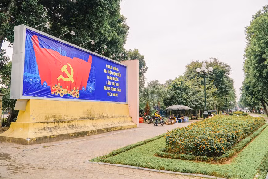组图：首都河内街道装灯结彩，喜迎越共十三大 ảnh 1