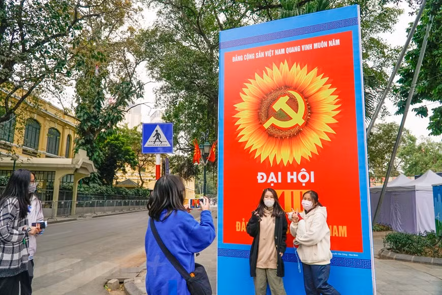组图：首都河内街道装灯结彩，喜迎越共十三大 ảnh 3