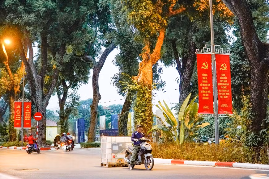 组图：首都河内街道装灯结彩，喜迎越共十三大 ảnh 7