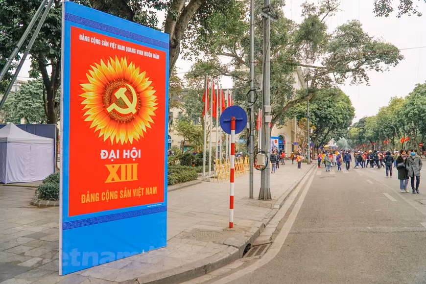 组图：首都河内街道装灯结彩，喜迎越共十三大 ảnh 12