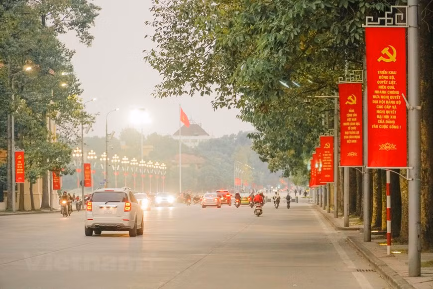 组图：首都河内街道装灯结彩，喜迎越共十三大 ảnh 14