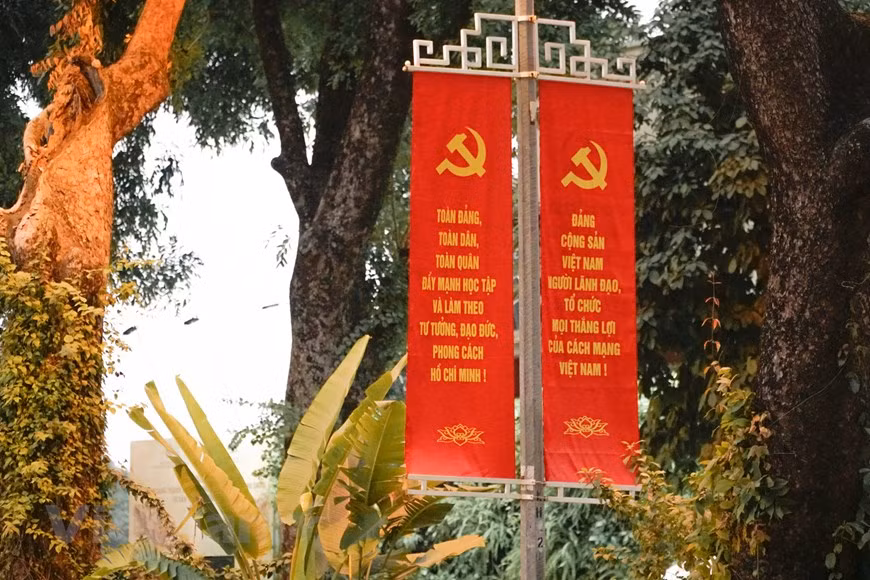 组图：首都河内街道装灯结彩，喜迎越共十三大 ảnh 15