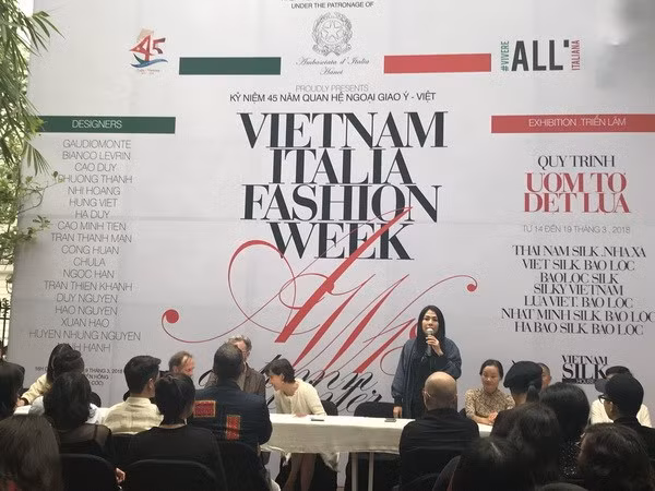 庆祝越意建交45周年之2018年越南-意大利秋冬时装周在河内举行 ảnh 1 庆祝越意建交45周年之2018年越南-意大利秋冬时装周在河内举行 ảnh 1