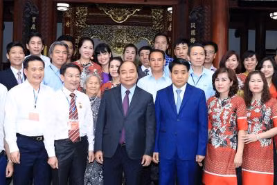 越南政府总理阮春福走访钵场手工艺村 ảnh 1 越南政府总理阮春福走访钵场手工艺村 ảnh 1