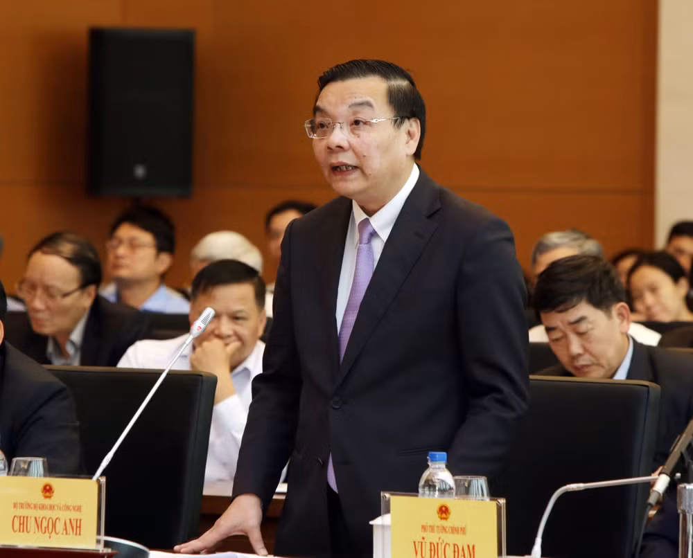 国会常委会第22次会议：科技部长周玉英就科技应用问题答复国会代表质询 ảnh 1