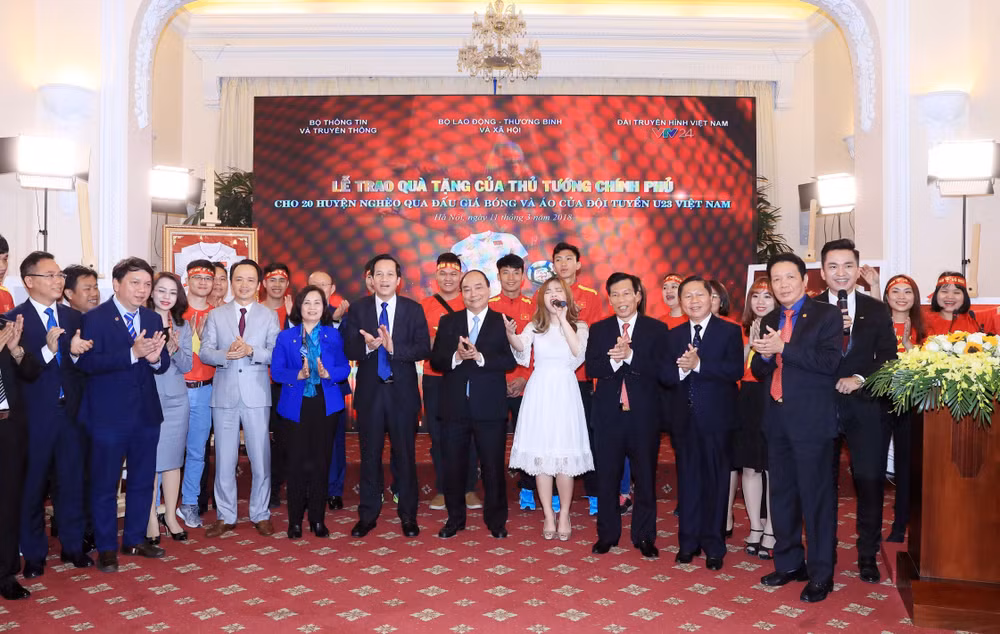 阮春福向贫困户赠送越南U23球队皮球和球衣拍卖得到的资金 ảnh 2