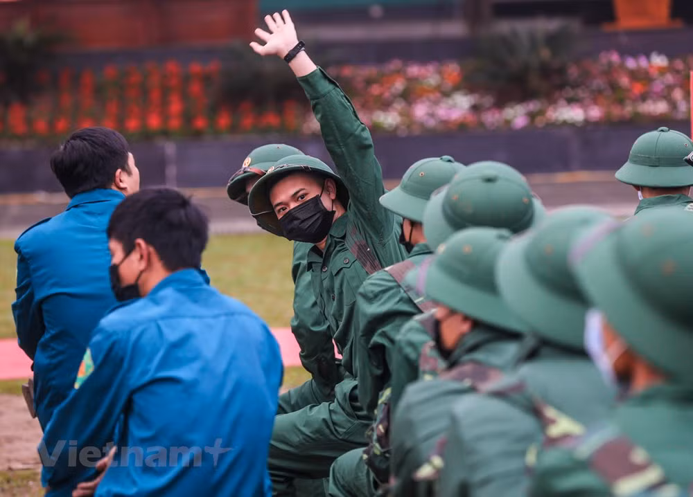 组图：首都河内新兵带着口罩奔赴军营 ảnh 7