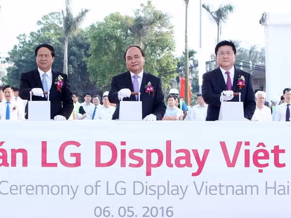 阮春福总理出席越南海防LG显示器公司OLED面板模块组装厂动工兴建仪式 ảnh 1