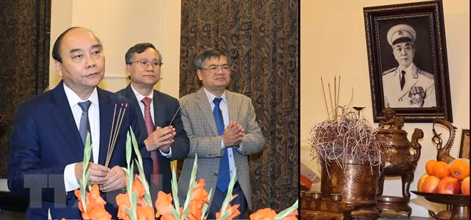 越南政府总理阮春福敬香缅怀已故党和国家领导人 ảnh 2 越南政府总理阮春福敬香缅怀已故党和国家领导人 ảnh 2