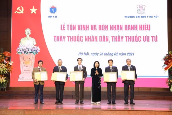 越南国家副主席邓氏玉盛向5名医生授予“人民医师”称号 ảnh 1 越南国家副主席邓氏玉盛向5名医生授予“人民医师”称号 ảnh 1