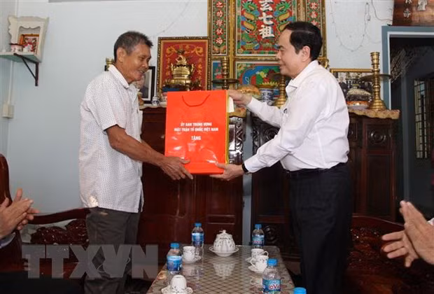 越南祖国阵线中央委员会主席陈清敏开展春节前走访慰问活动 ảnh 2 越南祖国阵线中央委员会主席陈清敏开展春节前走访慰问活动 ảnh 2