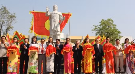 越南平定省举行光忠皇帝肖像落成典礼 ảnh 1 越南平定省举行光忠皇帝肖像落成典礼 ảnh 1