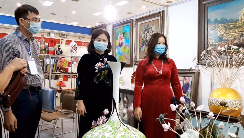 河内市举行2020年首都优质纪念品展销会 ảnh 2 河内市举行2020年首都优质纪念品展销会 ảnh 2