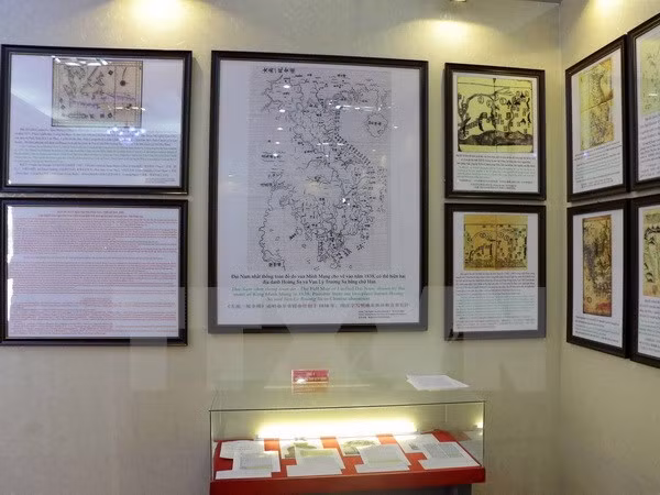 “黄沙与长沙归属越南——历史证据和法律依据”地图与资料展在前江省举行 ảnh 1