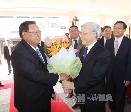 老挝各大报纸密集报道老挝人民革命党中央总书记、国家主席本扬·沃拉吉访越之旅 ảnh 1 老挝各大报纸密集报道老挝人民革命党中央总书记、国家主席本扬·沃拉吉访越之旅 ảnh 1