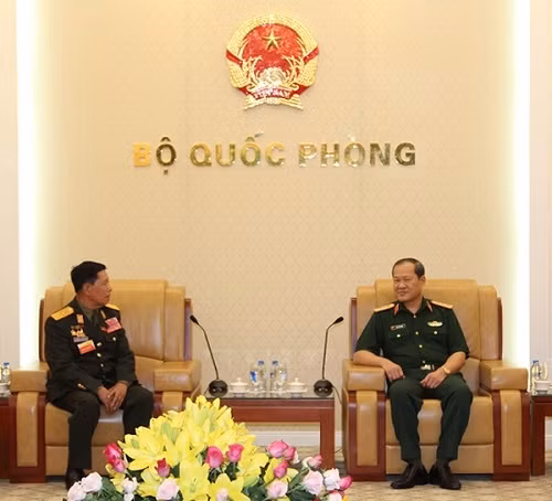 越副防长闭春长上将分别会见老挝和柬埔寨老战士协会代表团 ảnh 1