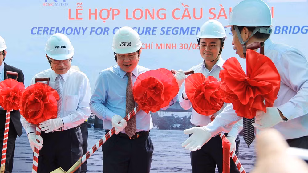 越南胡志明市：横跨西贡河的滨城-仙泉城铁一号线高架桥正式合龙 ảnh 1