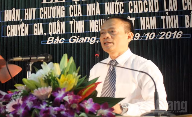 越南北江省志愿军干部和专家荣获老挝人民民主共和国勋章 ảnh 1 越南北江省志愿军干部和专家荣获老挝人民民主共和国勋章 ảnh 1