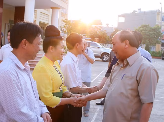 阮春福总理主持山罗水电站移民安置项目实施15周年总结会议 ảnh 1 阮春福总理主持山罗水电站移民安置项目实施15周年总结会议 ảnh 1