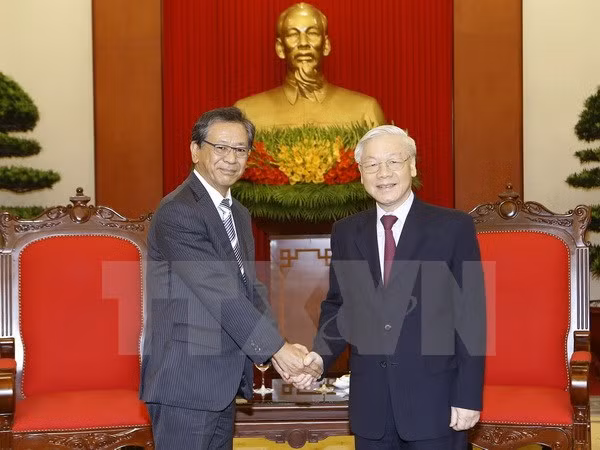 越共中央总书记阮富仲会见日本驻越南大使 ảnh 1