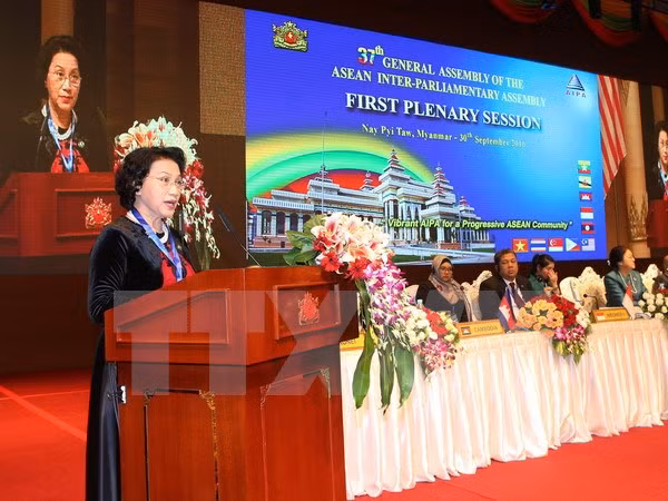 越南国会主席阮氏金银与旅缅越南人会面 ảnh 1