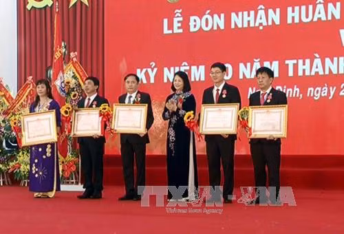 越南国家副主席邓氏玉盛出席越南经济技术工业大学成立60周年纪念典礼 ảnh 1 越南国家副主席邓氏玉盛出席越南经济技术工业大学成立60周年纪念典礼 ảnh 1