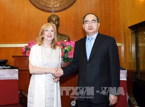 越南祖国阵线中央委员会主席阮善仁会见英国议会下议院副议长雷恩格 ảnh 1 越南祖国阵线中央委员会主席阮善仁会见英国议会下议院副议长雷恩格 ảnh 1