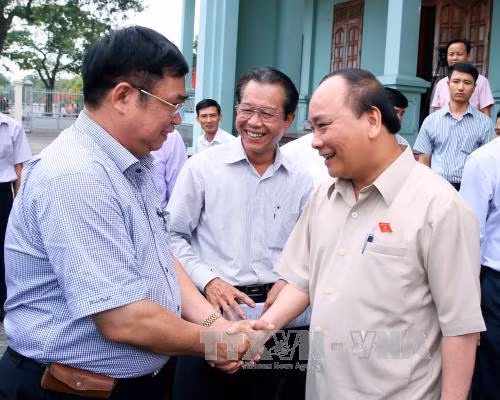 越南政府总理阮春福与海防市永宝县选民接触 ảnh 1 越南政府总理阮春福与海防市永宝县选民接触 ảnh 1