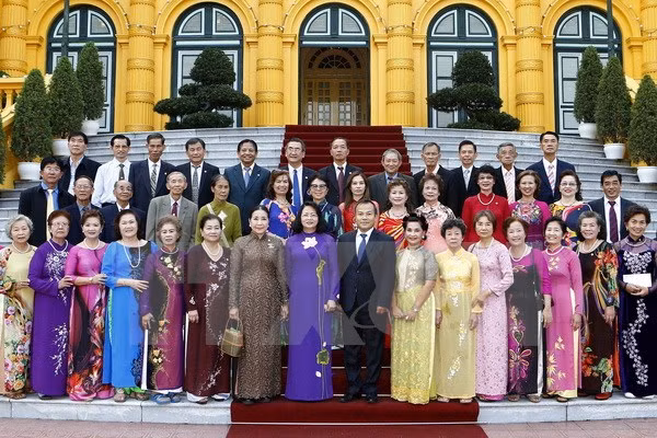 越南国家副主席邓氏玉盛会见旅泰越侨老教师代表团 ảnh 1