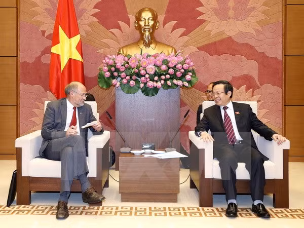 越南国会副主席冯国显会见欧洲自由贸易联盟成员国议员代表团 ảnh 1 越南国会副主席冯国显会见欧洲自由贸易联盟成员国议员代表团 ảnh 1