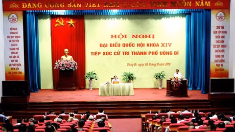 越共中央组织部部长范明正会见广宁省选民 ảnh 1 越共中央组织部部长范明正会见广宁省选民 ảnh 1