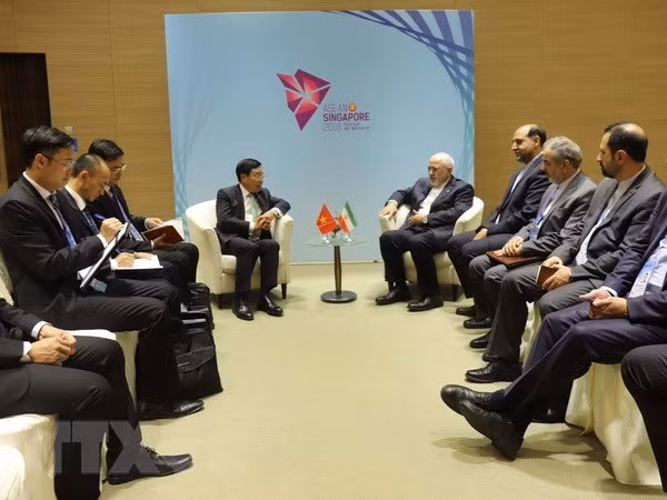 新加坡AMM 51:范平明分别会见日本外务省大臣河野太郎和伊朗外长扎里夫 ảnh 2 新加坡AMM 51:范平明分别会见日本外务省大臣河野太郎和伊朗外长扎里夫 ảnh 2