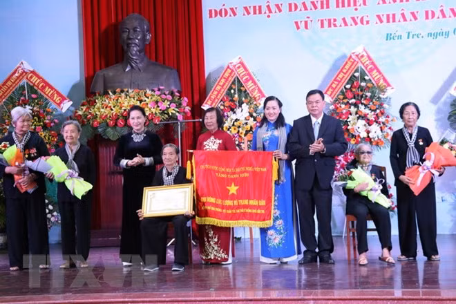 国会主席阮氏金银向槟椥省“长发军”授予人民武装力量英雄称号 ảnh 2