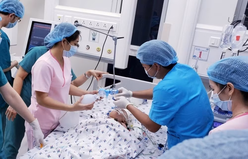 国际媒体纷纷报道越南下半身连体双胞胎女婴分离手术顺利成功 ảnh 2 国际媒体纷纷报道越南下半身连体双胞胎女婴分离手术顺利成功 ảnh 2
