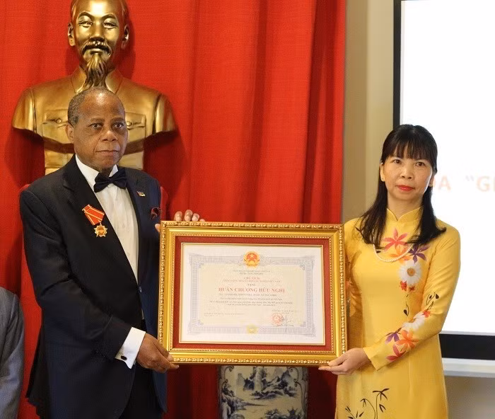 越南向原莫桑比克驻越大使授予友谊勋章 ảnh 1 越南向原莫桑比克驻越大使授予友谊勋章 ảnh 1