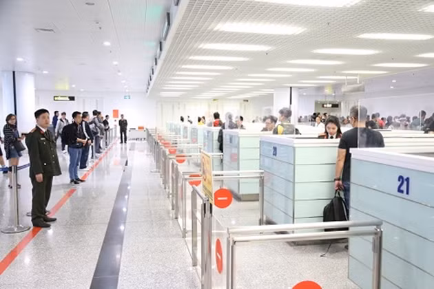 越南对乘坐国防安全交通工具出入越南领土的人员加强管制力度 ảnh 1