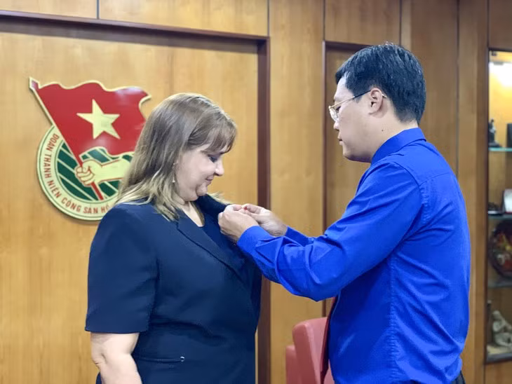 胡志明共青团中央委员会向古巴驻越副大使授予“年轻一代贡献”纪念章 ảnh 1 胡志明共青团中央委员会向古巴驻越副大使授予“年轻一代贡献”纪念章 ảnh 1