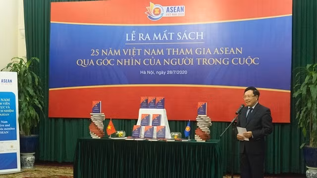 “越南加入东盟25周年 - 行内专家的视角”一书正式亮相 ảnh 1 “越南加入东盟25周年 - 行内专家的视角”一书正式亮相 ảnh 1